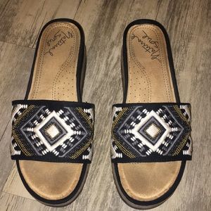 Detailed platform sandals ! Size (women’s 9)